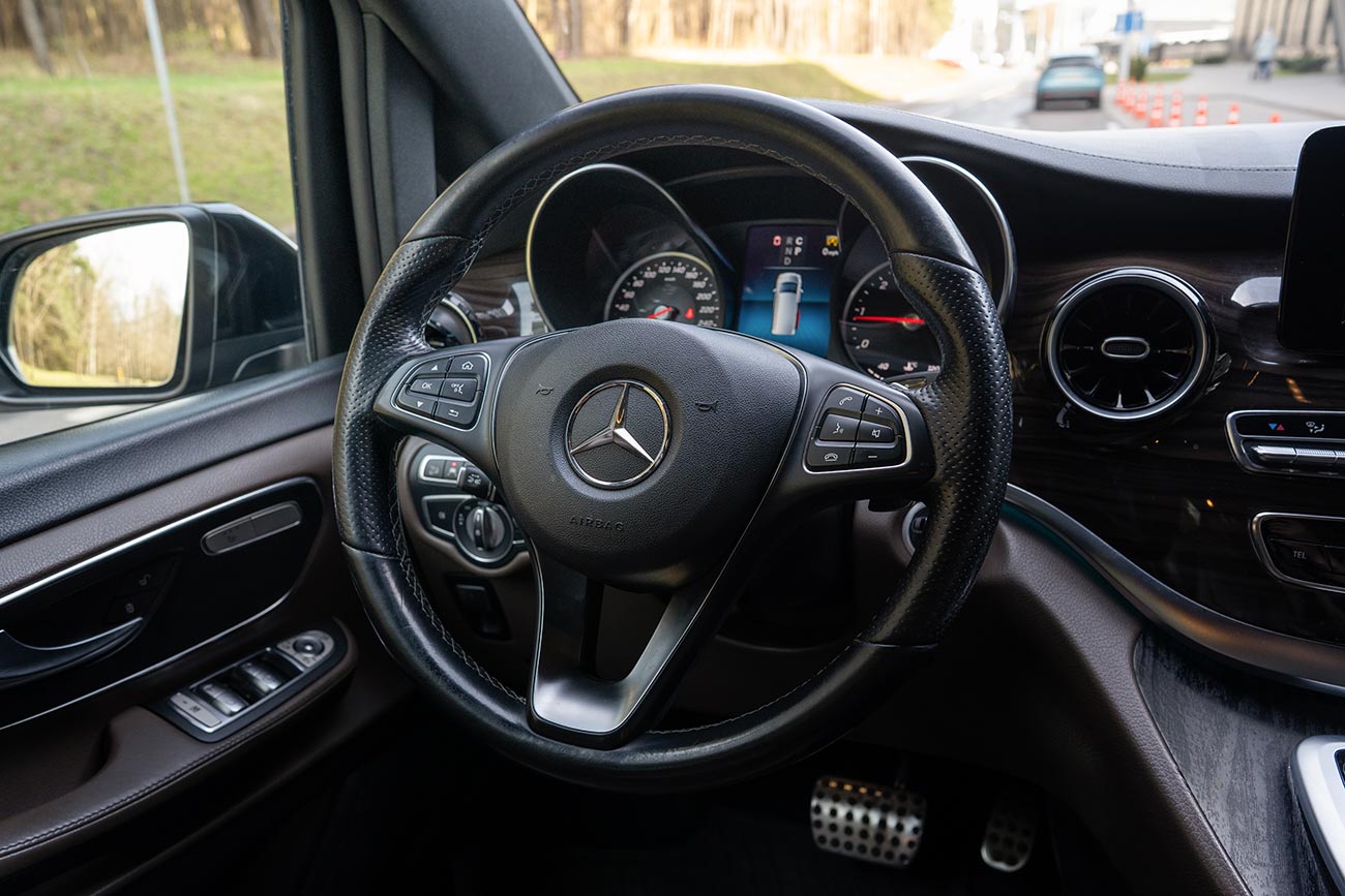 Mersedes V-class 250d Exclusive rental photo 9